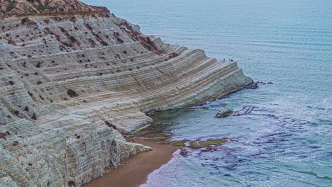 Scala-Dei-Turchi:-El-Famoso-Acantilado-Rocoso-Blanco-En-La-Costa-Del-Municipio-De-Porto-Empedocle,-Provincia-De-Agrigento,-Sicilia,-Con-Una-Hermosa-Playa-Dorada-Y-Un-Mar-Azul