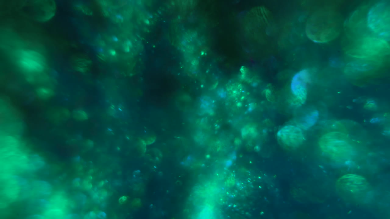 diferentes colores se mezclan en un primer plano de agua cristalina brillante