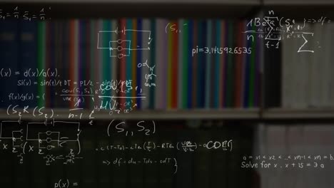 ecuaciones matemáticas contra un estante de libros