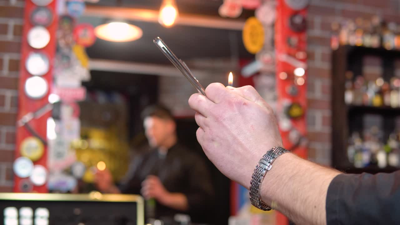 이발사는 불과 로션으로 불 쇼와 같은 특수 효과를 만니다.