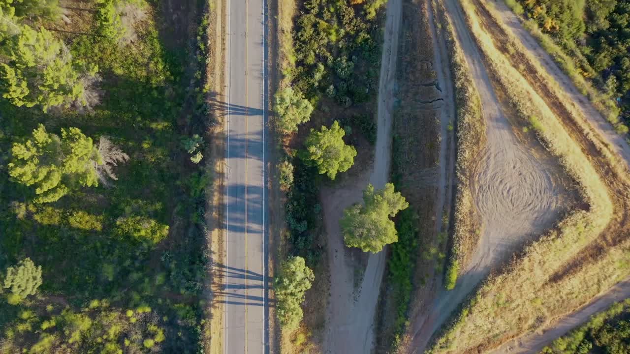 imágenes de drones tomadas cerca de lake hughes road en castaic, california
