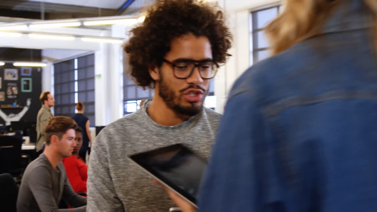 ejecutivos de negocios interactuando mientras usan una tableta digital