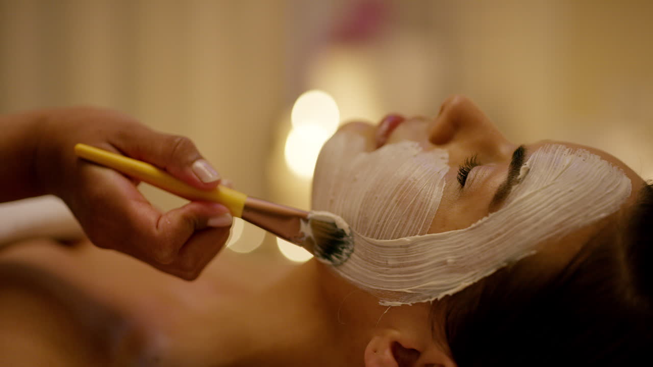 얼굴 마스크 치료를 받는 여성