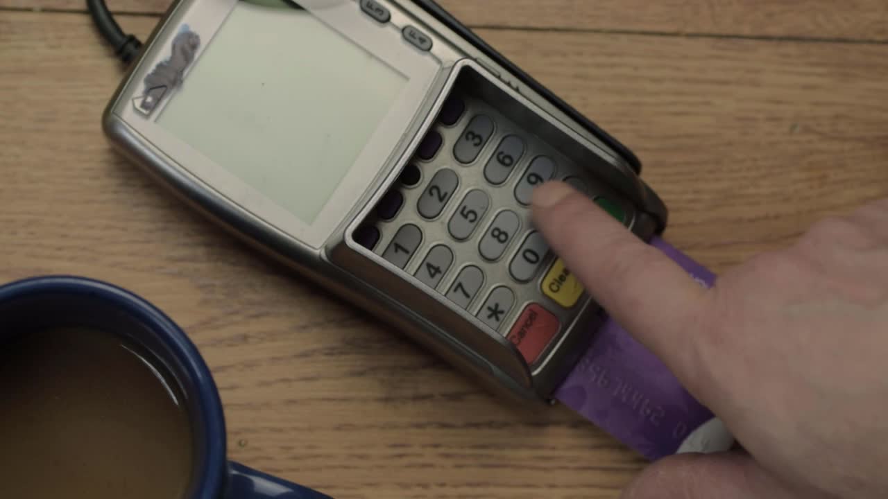 Pagamento manuale tramite POS, ripresa dall'alto