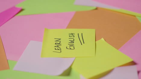 concetto di educazione di note adesive girevoli con imparare l'inglese scritto sulla nota 1