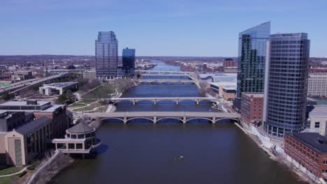 Rückwärtsantenne-Von-Brücken-über-Der-Skyline-Von-Grand-River-Und-Grand-Rapids