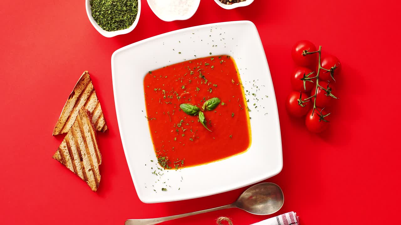 숟가락으로 접시에 담긴 토마토 수프