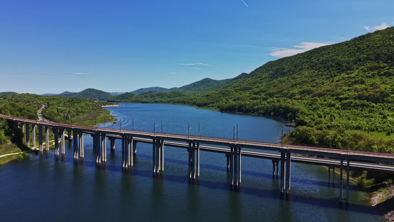 Fiume infinito scorre attraverso colline verdi sotto un cielo blu