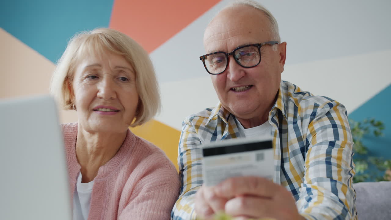 Casal idoso fazendo compras online