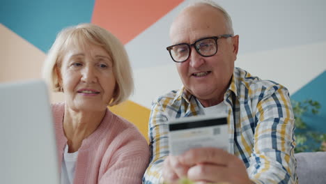 pareja de ancianos comprando en línea