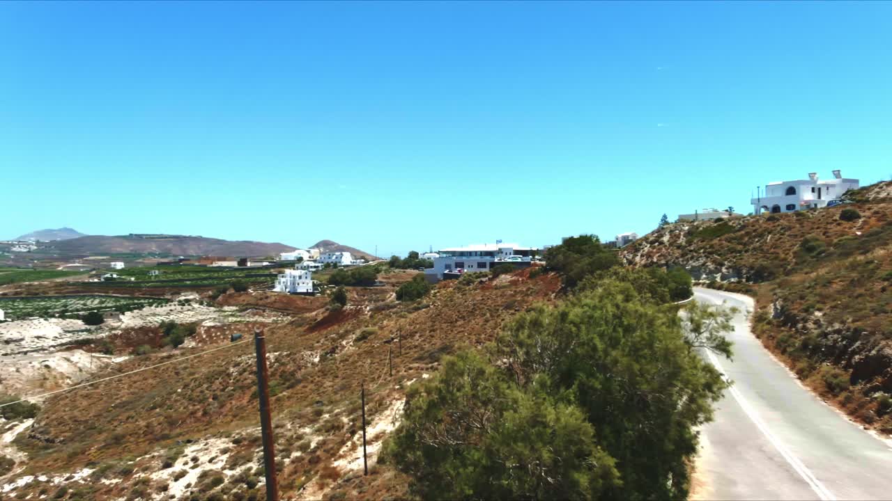 vista aérea 4k sky top sobre akra mavro vouno en santorini grecia