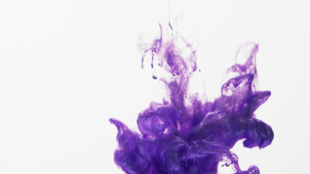 Vídeo em câmera lenta de tinta aquarela roxa misturando na água em fundo cinza