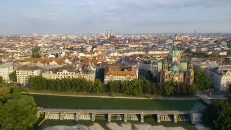 Tolle-Luftaufnahme-Der-Münchener-Skyline-Mit-Dem-Marienplatz-Im-Hintergrund