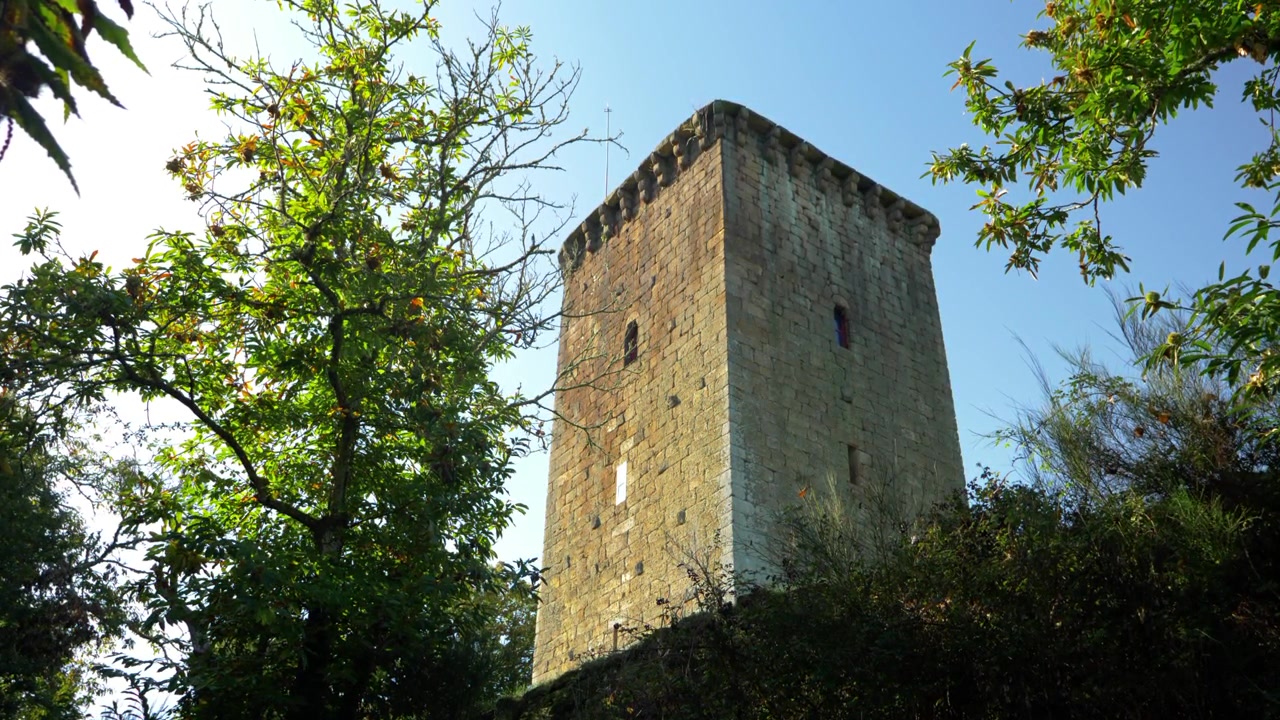 La Torre di A Forxa si erge sopra alberi frondosi a Porqueira, Ourense, Galizia, Spagna