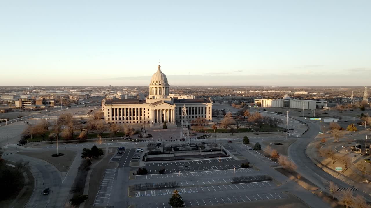 오클라호마 주 의회 건물 (oklahoma state capitol building) 은 오클라하마 시 (oklahoma city) 에서 드론으로 촬영된 중간 을 둘러싸고 있는 영상이다.