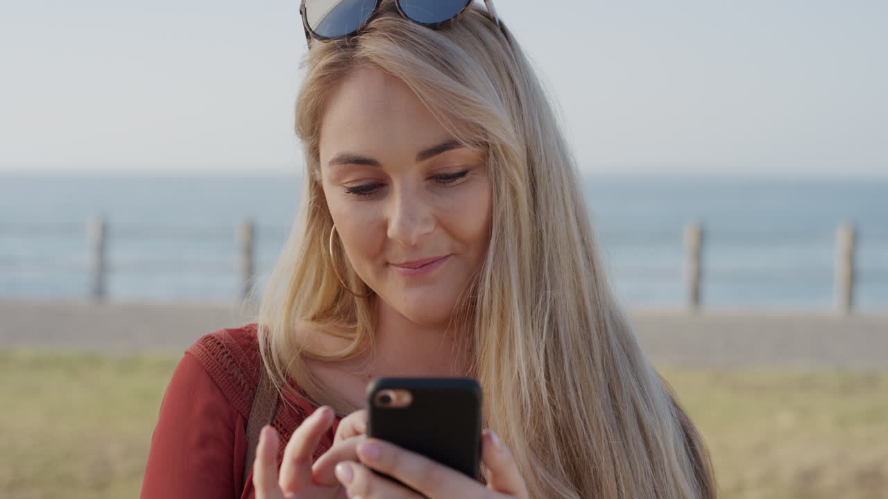 ritratto donna bionda attraente che usa smartphone messaggi di testo messaggi di navigazione online godendo della comunicazione mobile