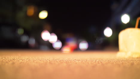carretera con conducción de automóviles por la noche borrosa