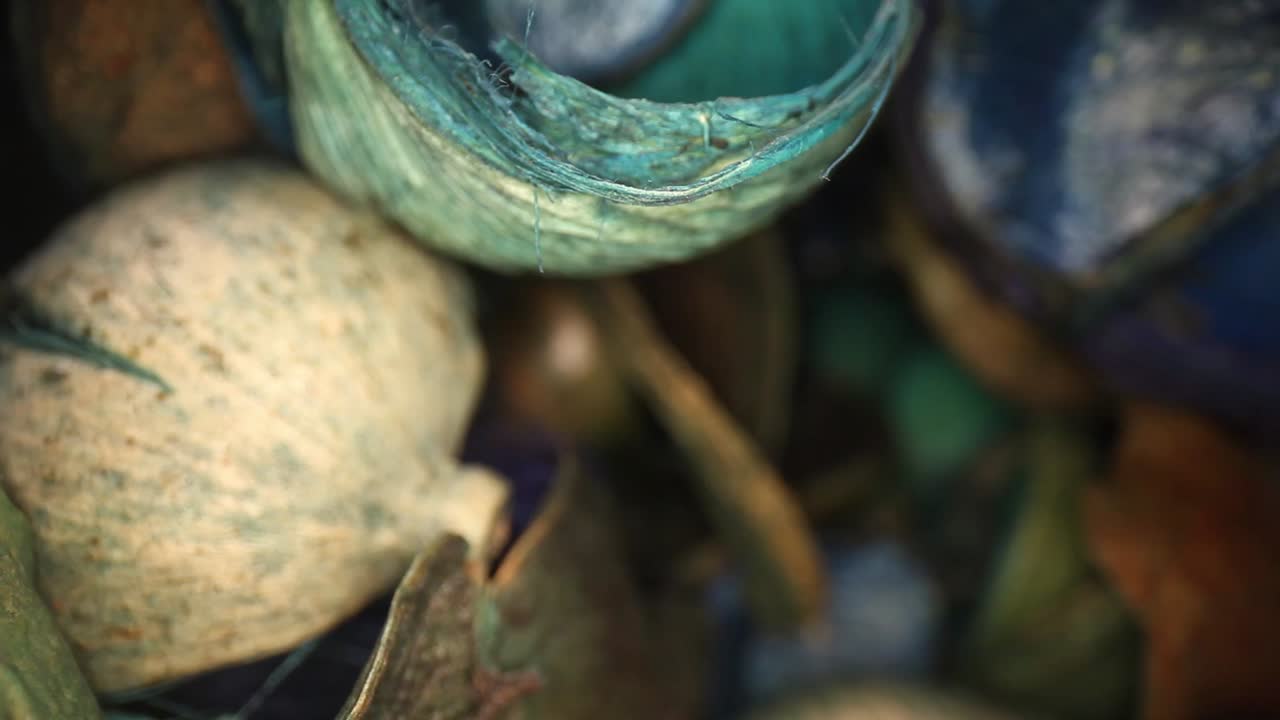 presione rápidamente para comenzar, pero luego muévase lentamente hacia un jarrón de coloridas piezas de popurrí