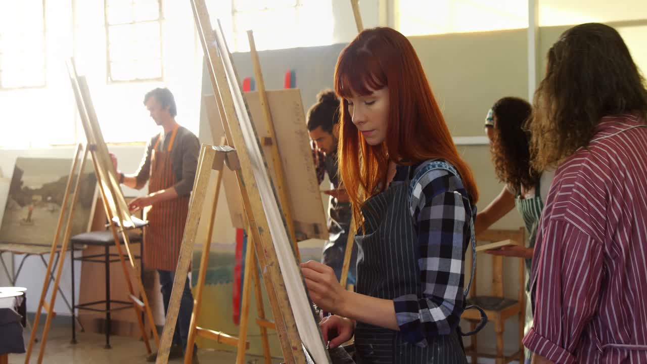 캔버스 4k 에 그림 을 그리는 여자