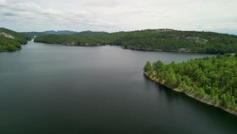 Aerial-view-of-wilderness-lake-in-Whitefish-Falls,-Ontario