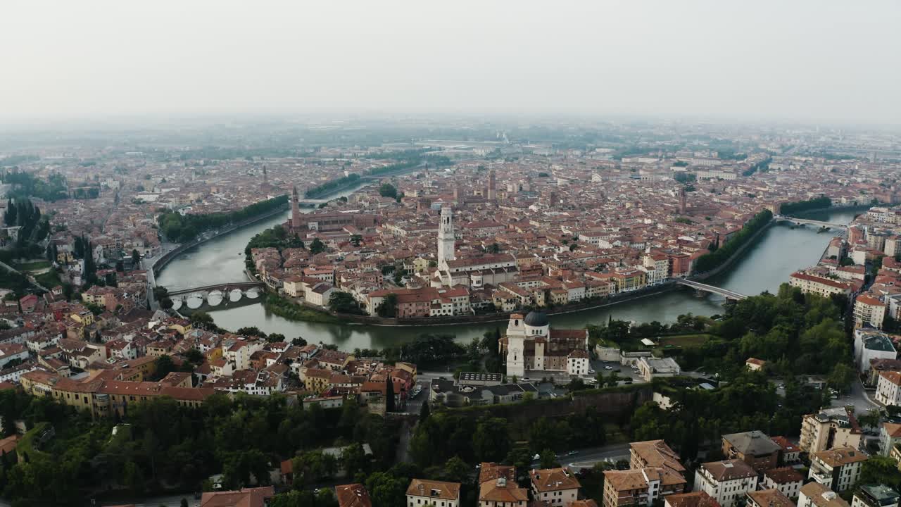 tomada de un avión no tripulado de verona, italia en un día nublado