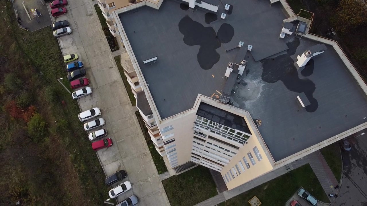Vista aérea de un dron volando sobre los edificios, filmando techos y arquitectura