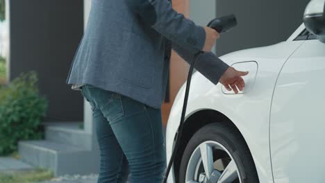 concepto de familia progresiva con estación de carga en el hogar para vehículos eléctricos.