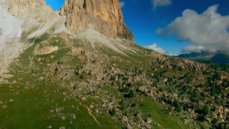 Toma-Aérea-Del-Campo-De-Rocas-Llamado-Città-Dei-Sassi-O-Ciudad-De-Piedra-Al-Pie-Del-Sassolungo---Pico-Langkofel-En-Los-Dolomitas-Italianos