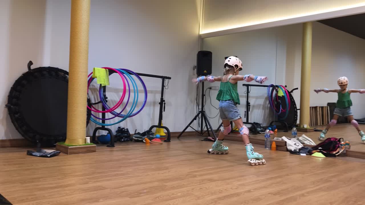 patinaje sobre ruedas para niñas en clase de fitness o gimnasia