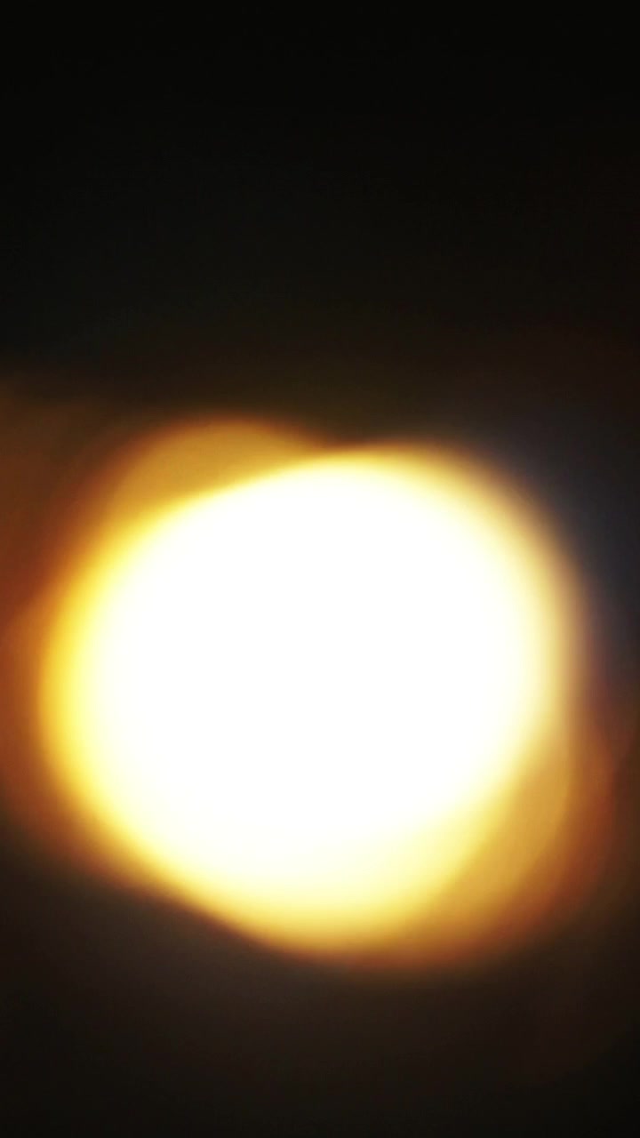 Transizione Astratta con Bagliore di Luce su Sfondo Nero