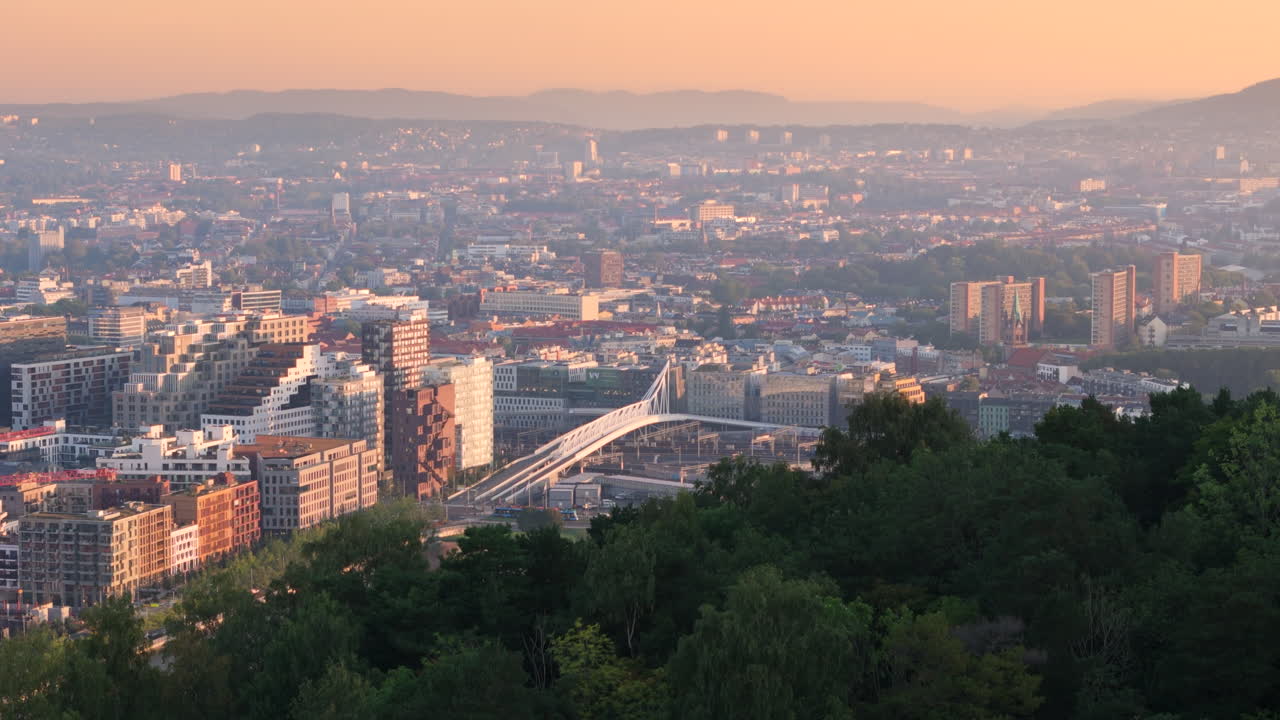 오슬로 시내의 해가 뜨는 광경과 함께 상징적인 노르덴가 다리
