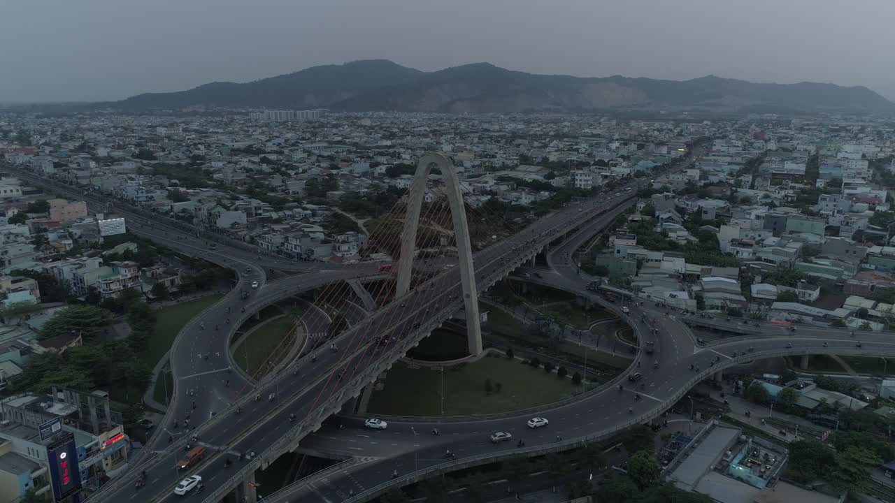 imágenes aéreas de drones de transporte de paso elevado complejo de varios niveles en asia, cargado de tráfico. concepto de urbanización y desarrollo.