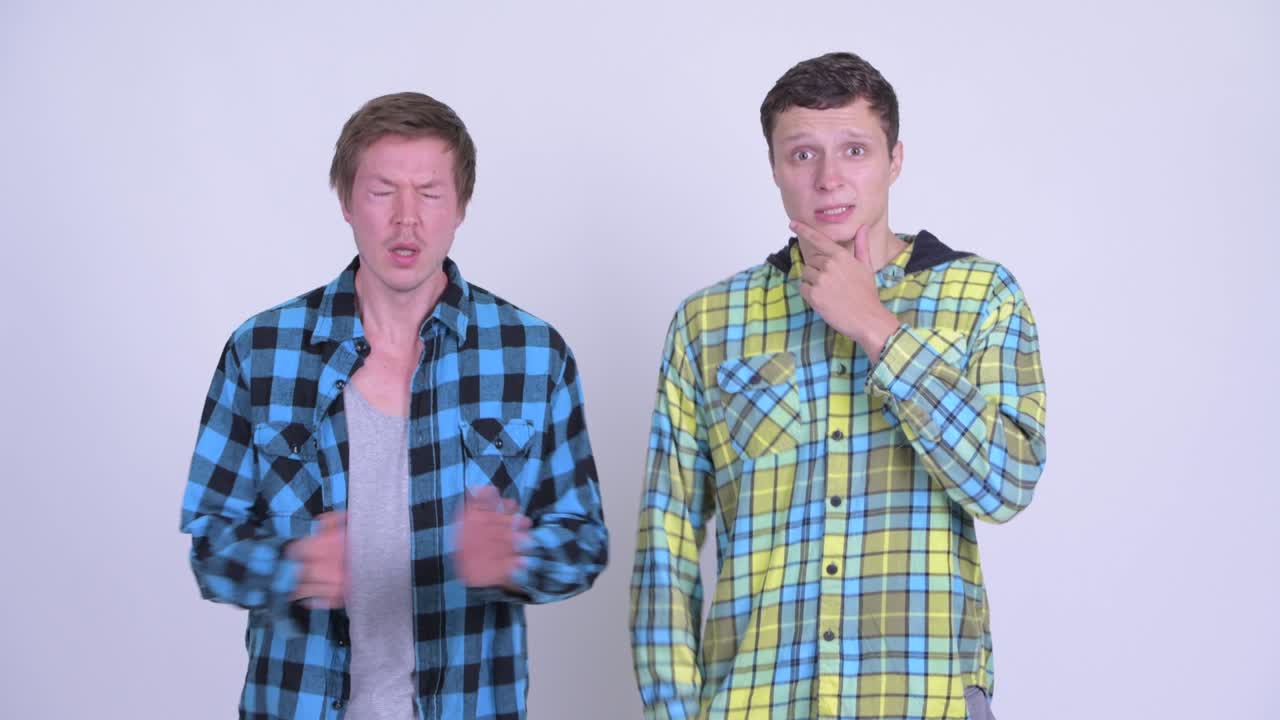 두 명의 젊은 잘생긴 남자들이 친구로