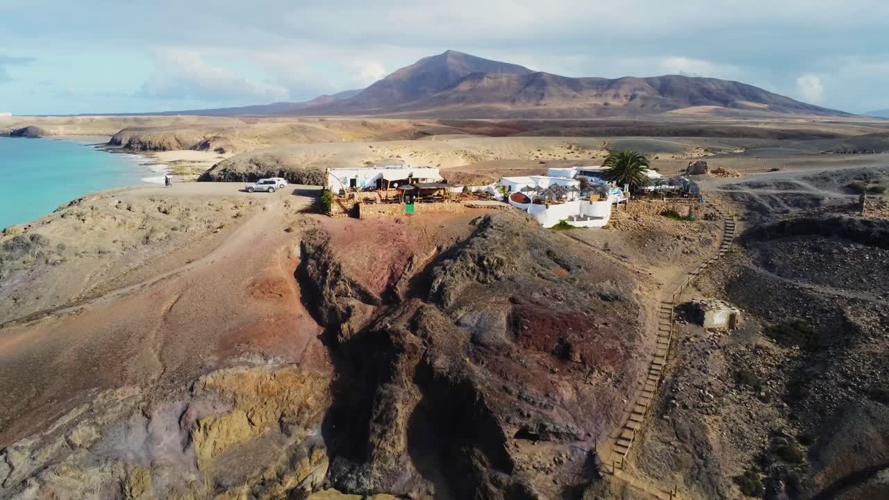 lanzarote 섬 해안선 근처의 바위 절벽 꼭대기에 있는 장엄한 고급 빌라, 공중 전망