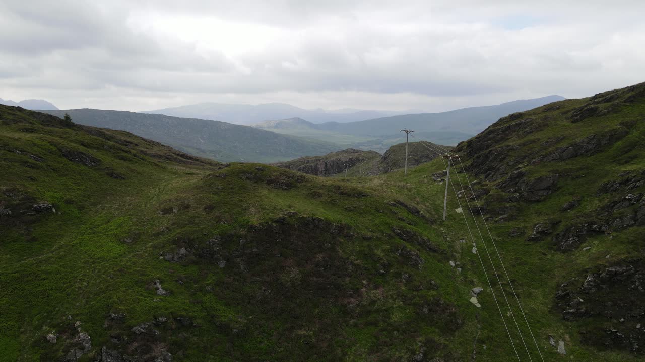 웨일즈 영국 공중 영상에서 언덕을 넘어가는 전력선
