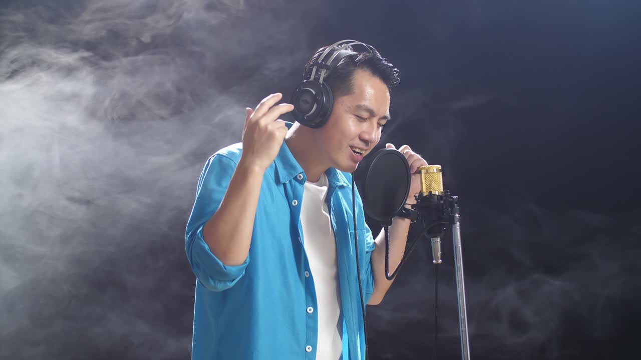 녹음 스튜디오 에서 마이크 로 노래 하는 남자