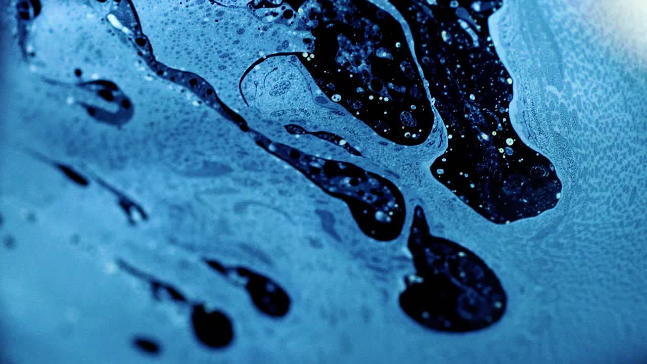 현미경 관점을 통해 매크로 세계의 색상을 보여주는 비누 풍선의 4k 안정적인 샷