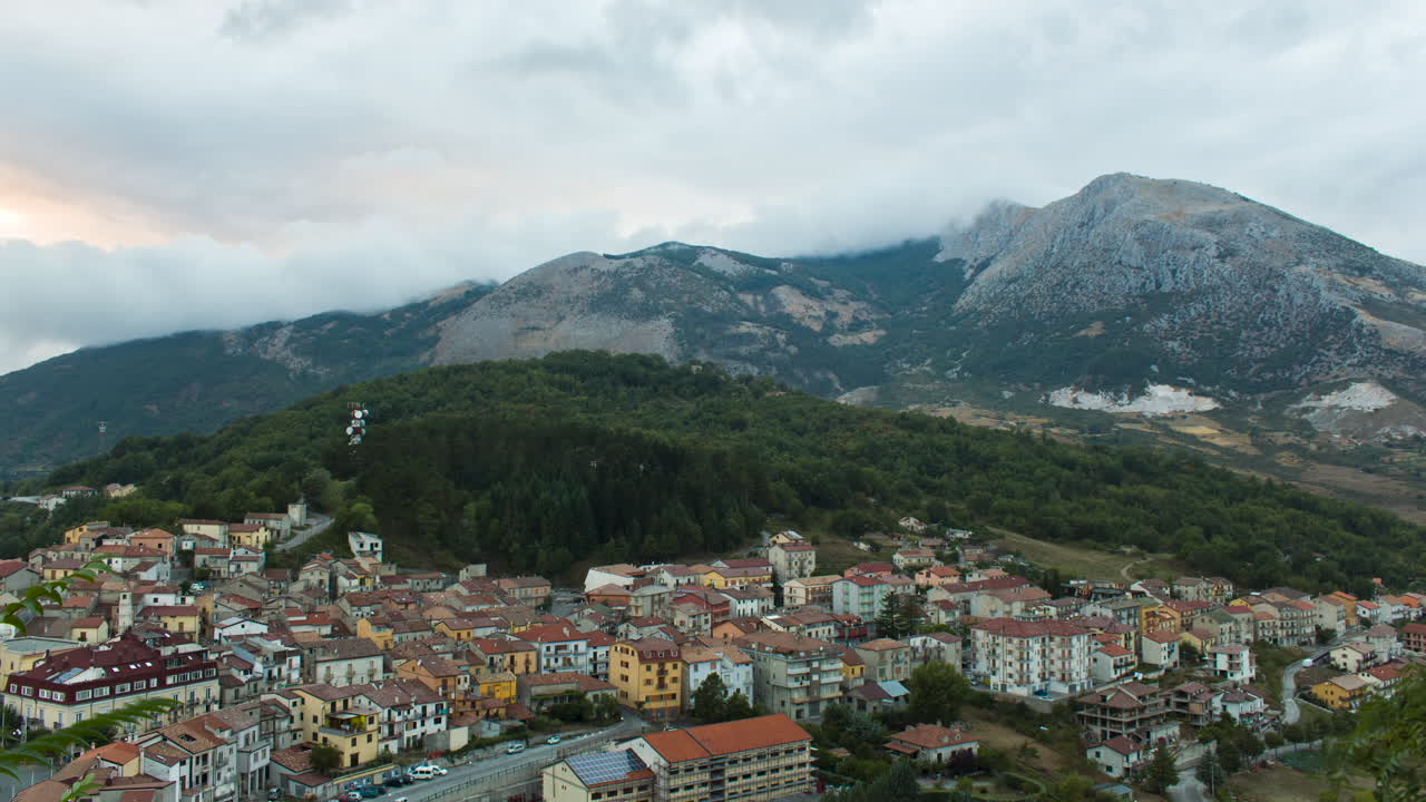 Timelapse di un paesaggio montano nuvoloso in un paesino del Sud Italia al crepuscolo.