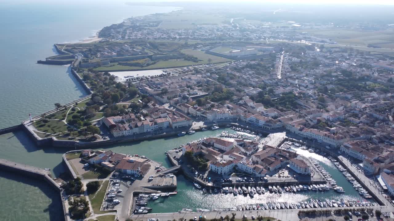 Puerto de Saint-Martin-de-Ré en la costa oeste de Francia, con tiempo soleado y cielos azules.
