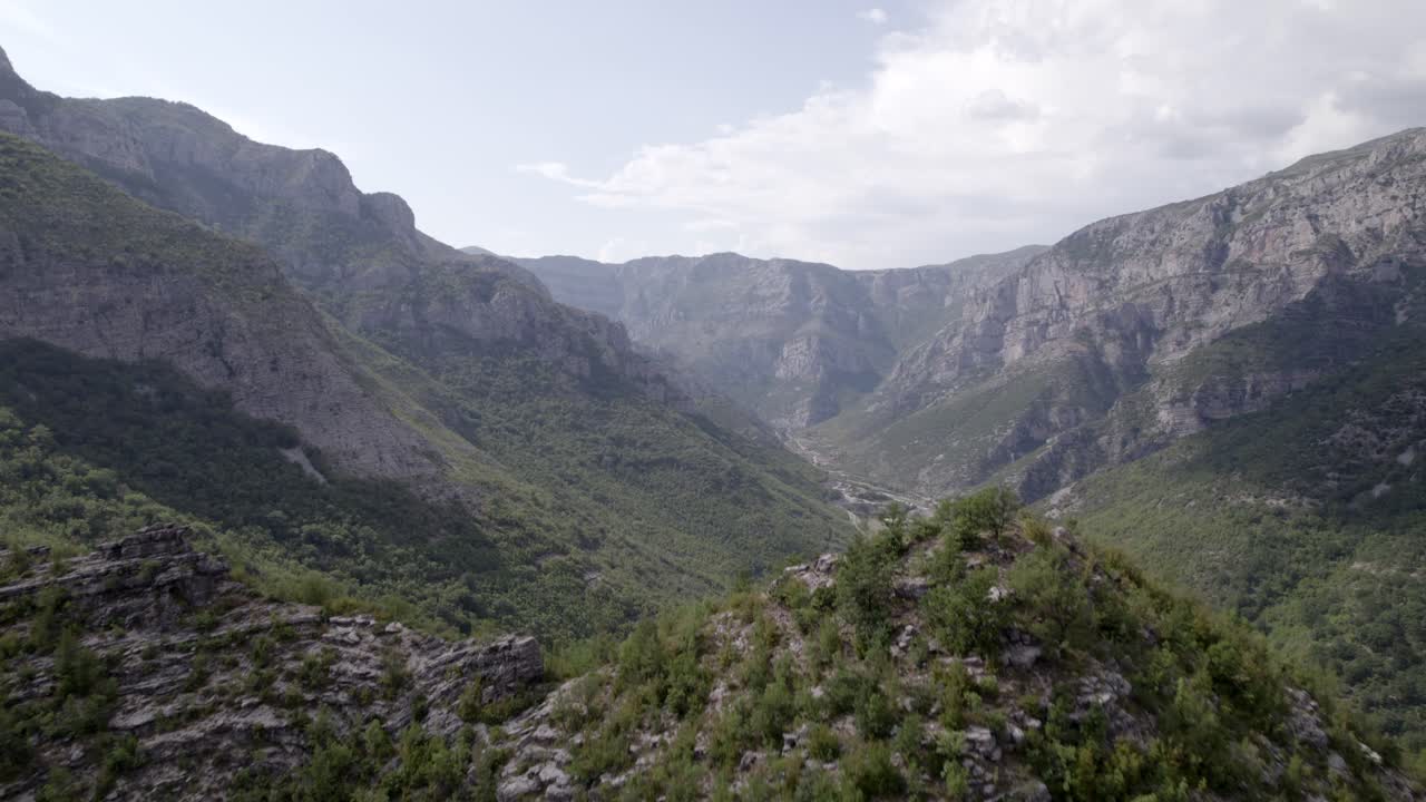 video de drones del avión de descubrimiento frontal sobre un pico del paso de montaña "rrapsh serpentine" en la carretera sh20 en grabom, albania, leqet e hotit