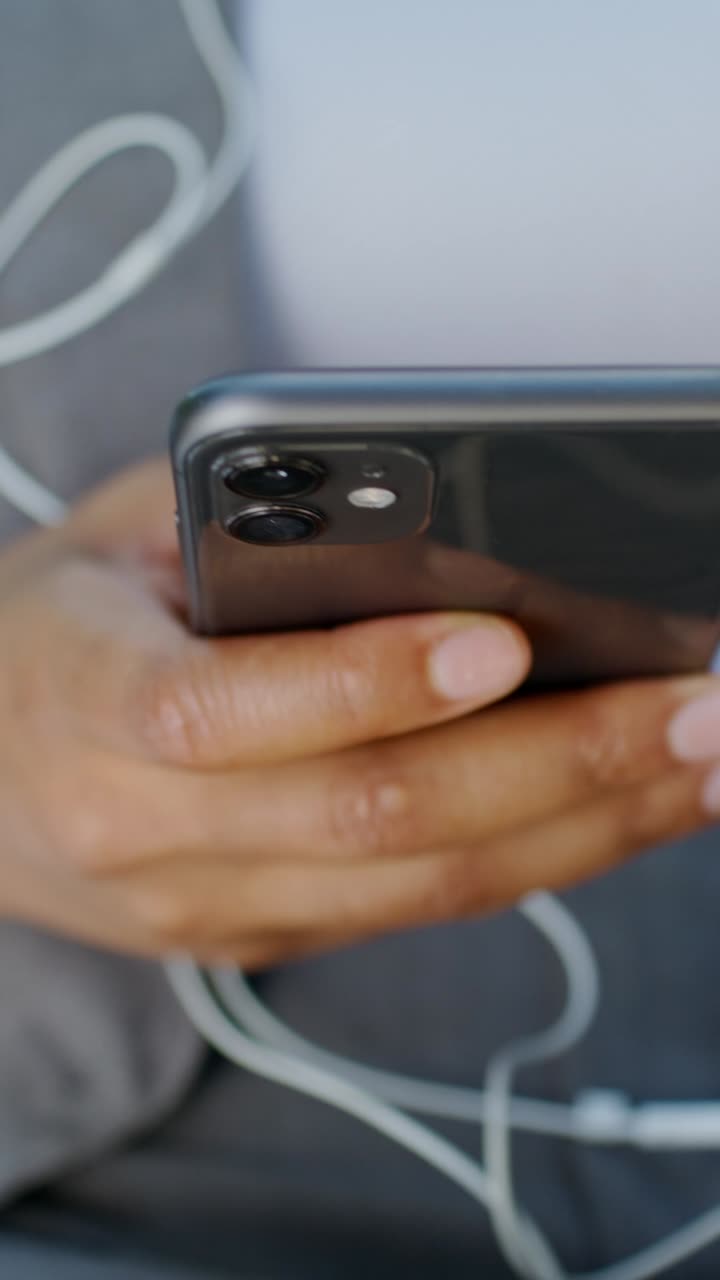 persona que utiliza un teléfono inteligente con auriculares