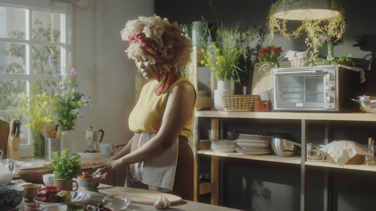 Vrouw die kookt in een levendige keuken