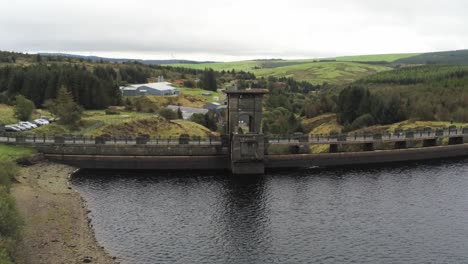 Alwen-Embalse-Industrial-Hidroeléctrica-Punto-De-Referencia-Histórico-Rural-Lago-Presa-Edificio-Aéreo-Creciente-Vista-Sobre-Campo