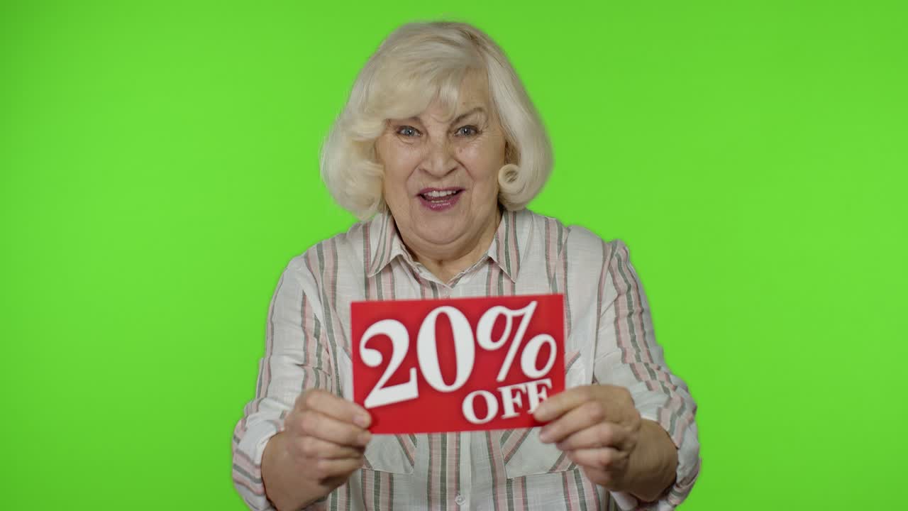 abuela mayor mostrando el 20 por ciento de descuento en el letrero de inscripción, regocijándose de buenos descuentos, precios bajos