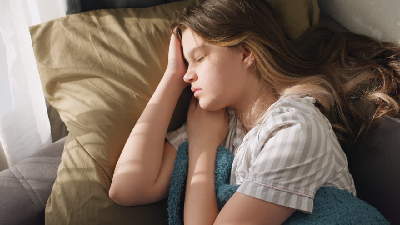 Scena rilassante e tranquilla, scena serena di una donna che sonnecchia con la luce del sole che filtra silenziosamente, momento domestico tranquillo che mostra una ragazza che riposa con la luce del sole delicata che illumina il suo sonno pacifico