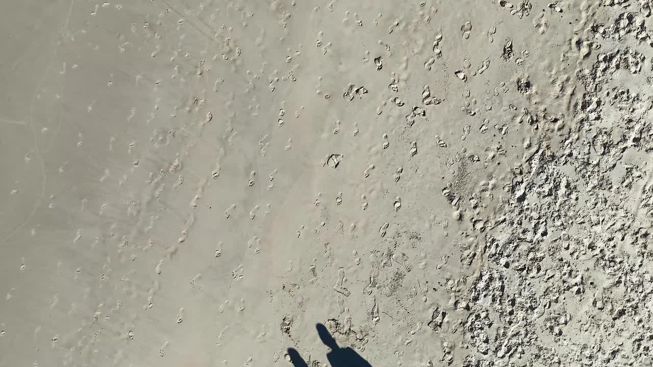 모래 해변에서 고 있는 두 사람