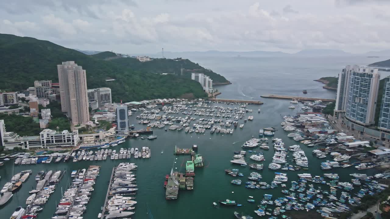 paralaje aéreo del refugio contra tifones hecho con barcos en la bahía de aberdeen, hong kong