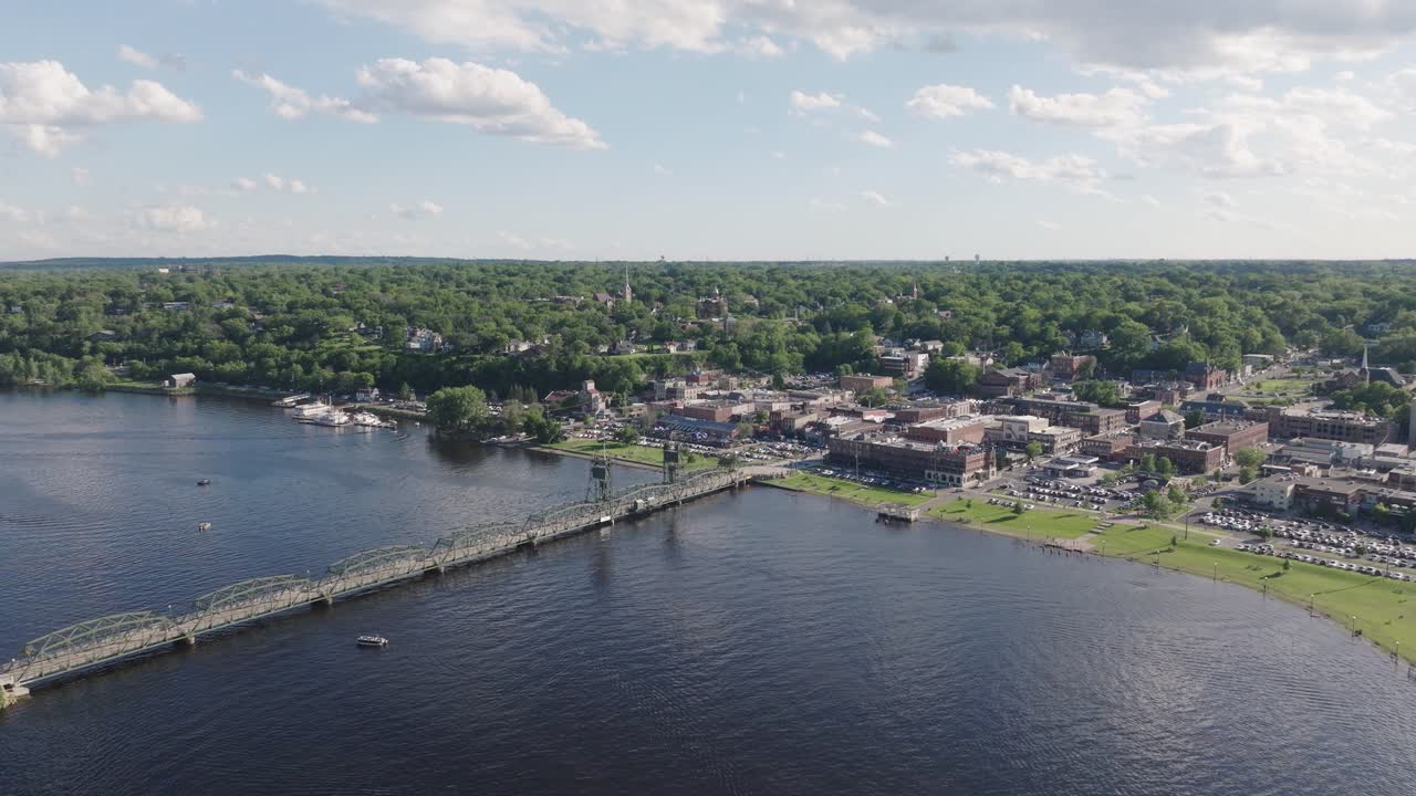 imágenes aéreas de stillwater, minnesota, mostrando el centro y el río st. croix.