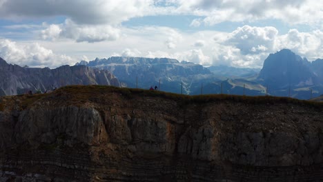 Atemberaubende-Klippe-Mit-Bergen-Im-Hintergrund-Und-Vielen-Wolken-Am-Himmel