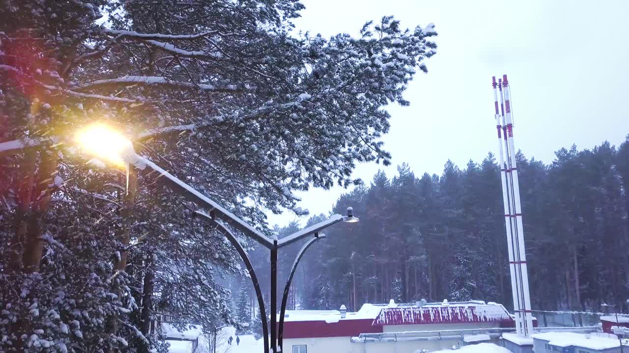 거리 조명 과 산업 구조물 이 있는 눈 인 겨울 장면